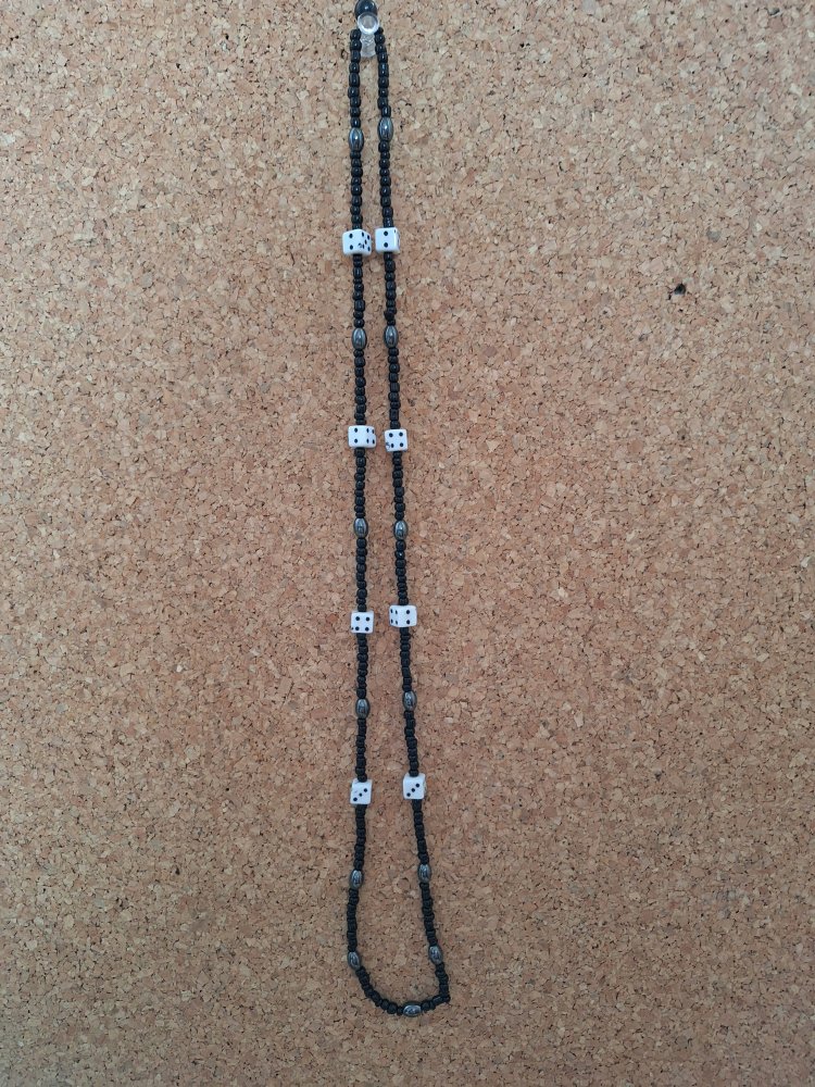 schwarze Halskette mit weißen Würfeln
