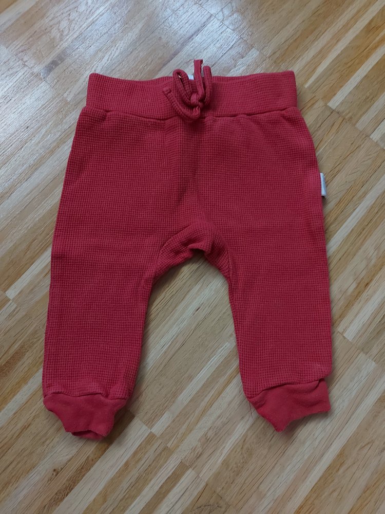 rote Babyhose mit Ripp-Struktur
