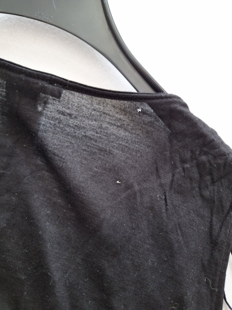 schwarzes Shirt mit schwarzen Steinen am V-Ausschnitt, Gr. M