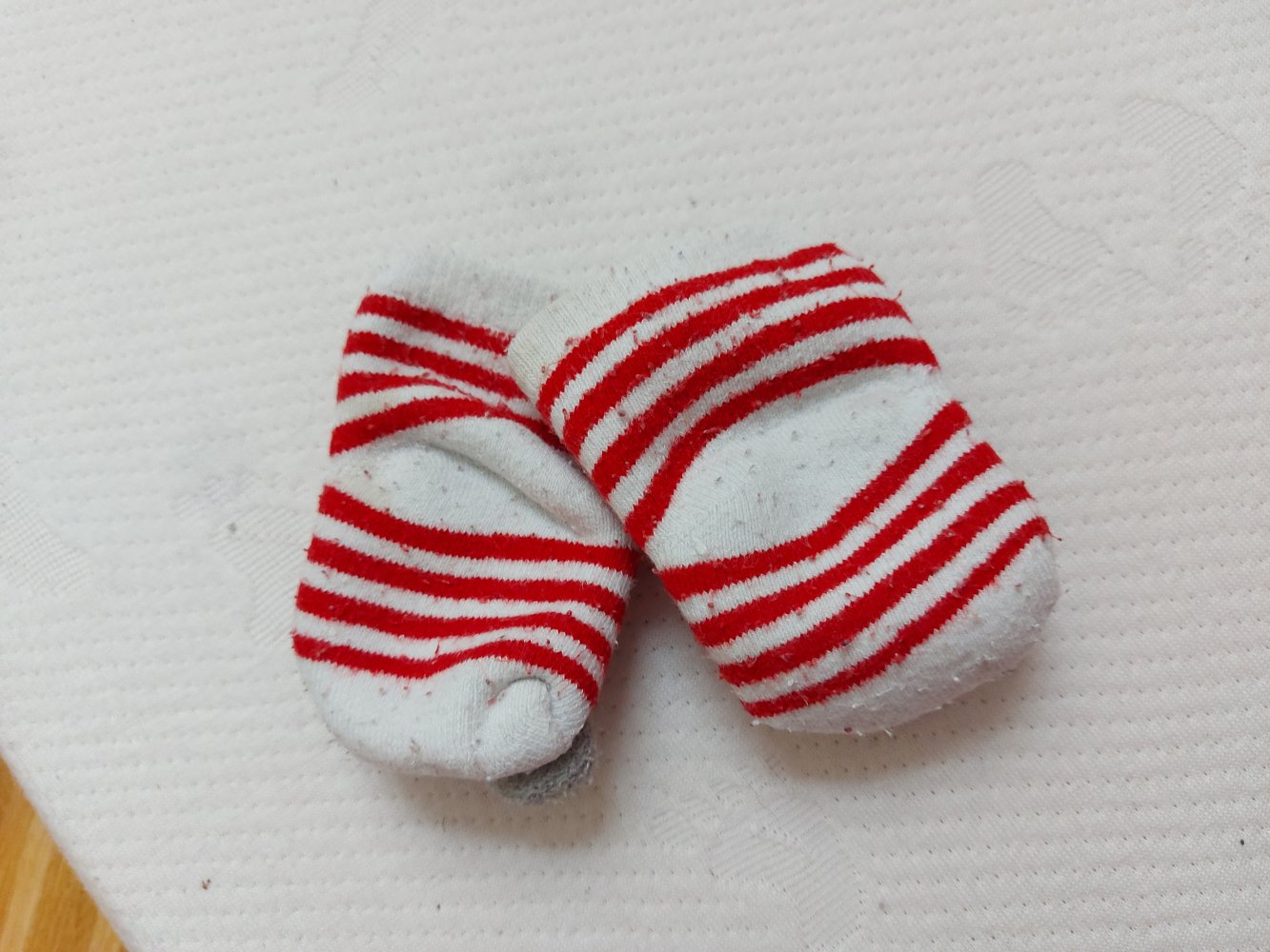 rot-weiß gestreifte Babysocken mit Rasselauto / Rasselsöckchen