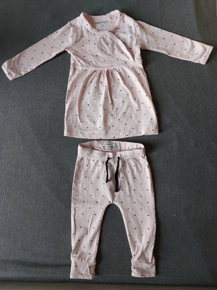 rosa Baby-Bekleidungsset mit schwarzen Herzen, Hose und Kleidchenoberteil, Gr. 62