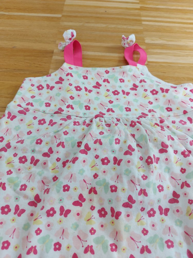 Niedliches Baby-Trägerkleidchen Gr. 74 mit Schmetterlingen und Blümchen 