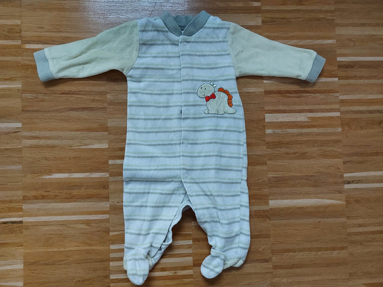 grün-weiß gestreifter Babyschlafanzug  mit Dino Gr. 62