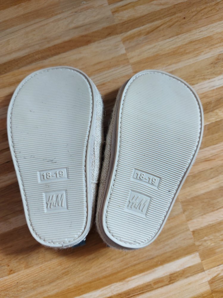 hellblaue Stoffschuhe mit kleinem Ankermotiv von H&M, Gr. 18-19