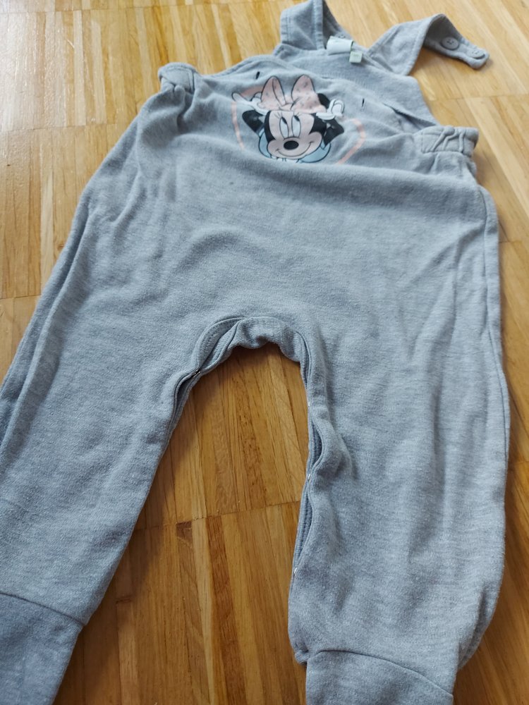 grauer Latzhosenstrampler mit Minnie Maus, Gr. 68