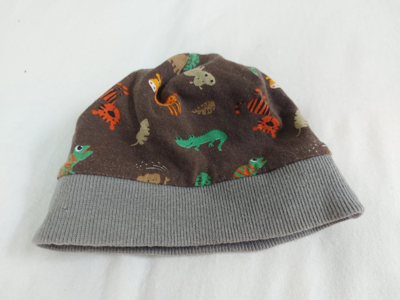 Tolle Babymütze mit Tiermotiven in beiden Wendedesigns