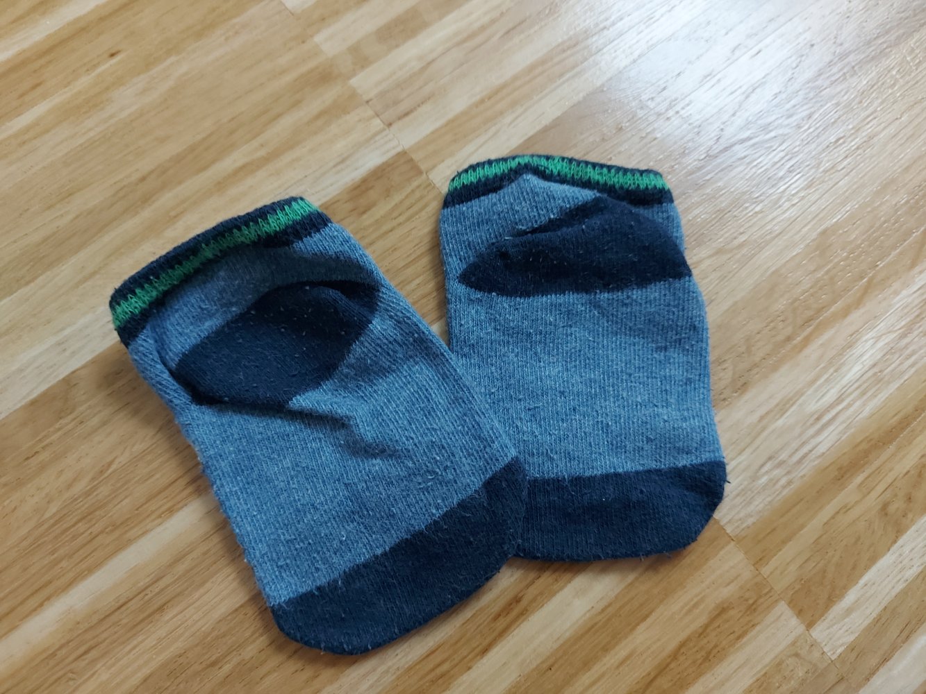 blaue Babysöckchen mit Traktormotiv just rolling