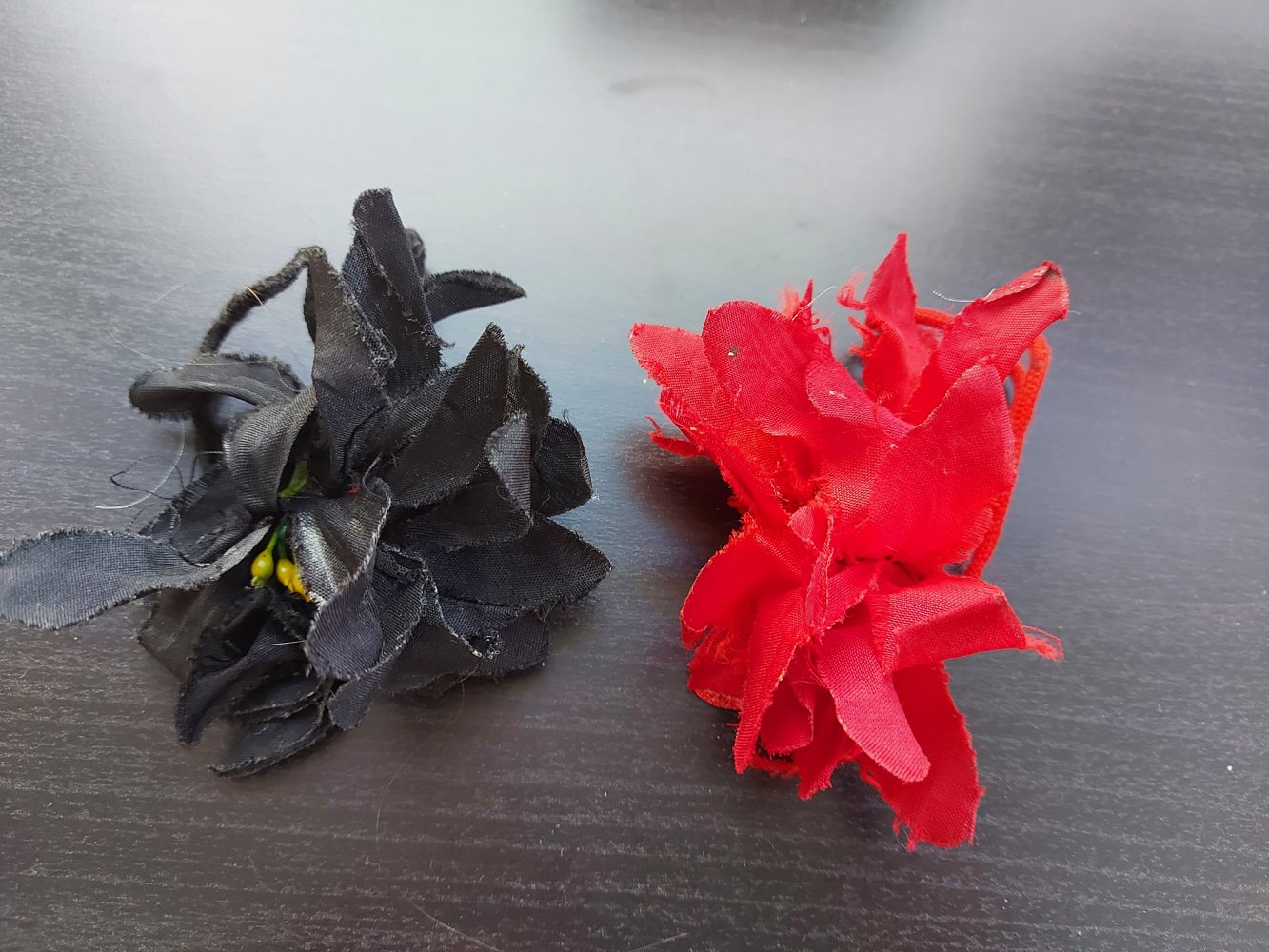 rote und schwarze Blume für die Haare / Zopfgummis