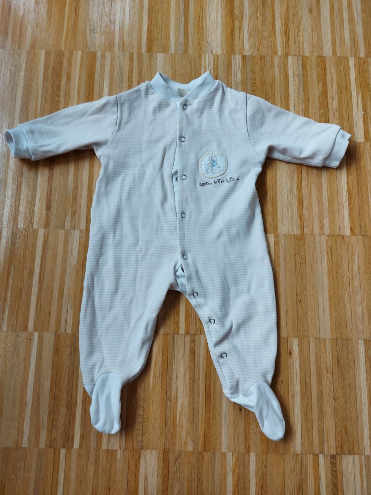 weiß-gelb gestreifter Babyschlafanzug mit Füßchen Gr. 62/68