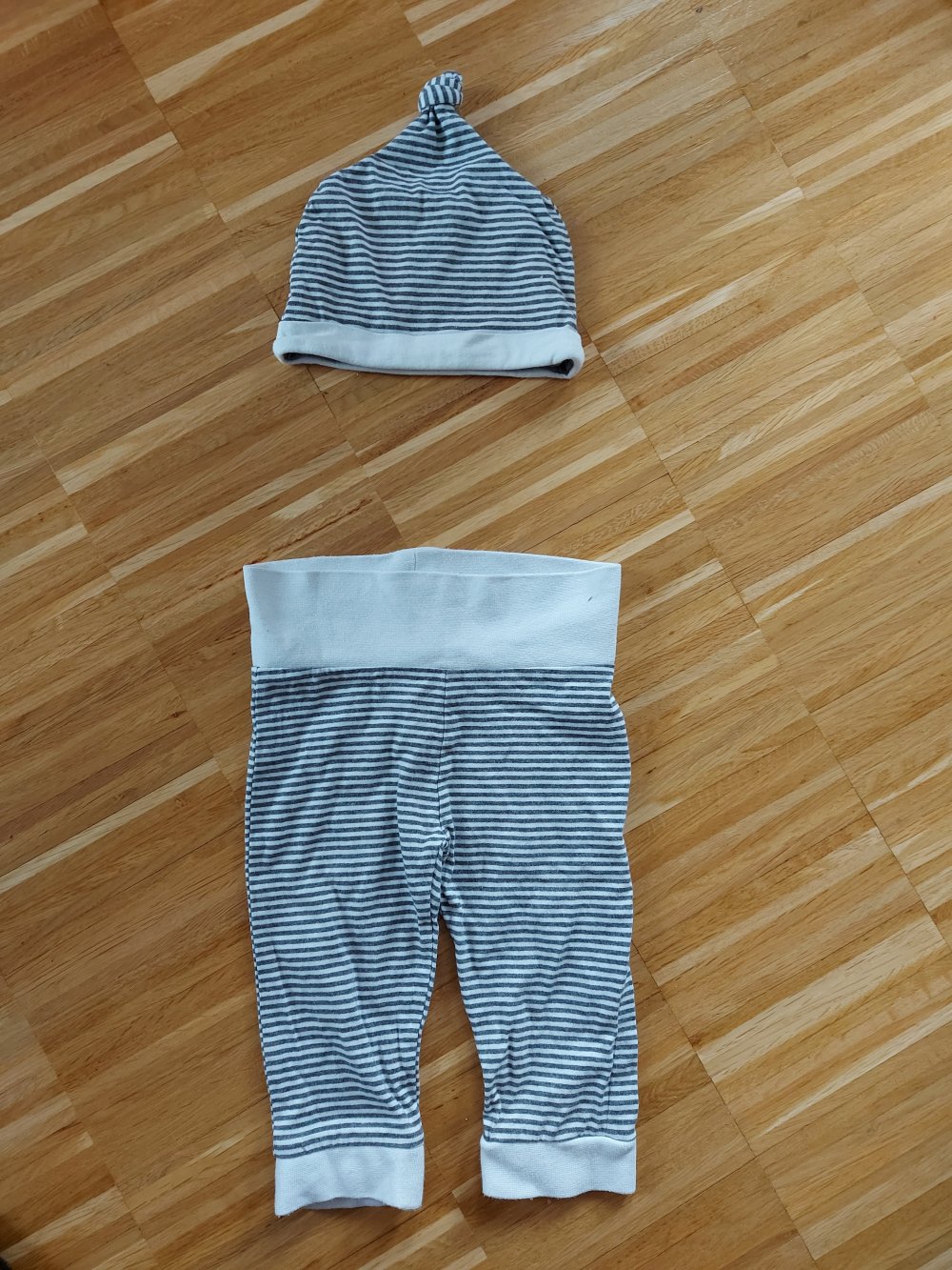 grau-weiß gestreiftes Babyset (Hose + Mütze, 2tlg.)