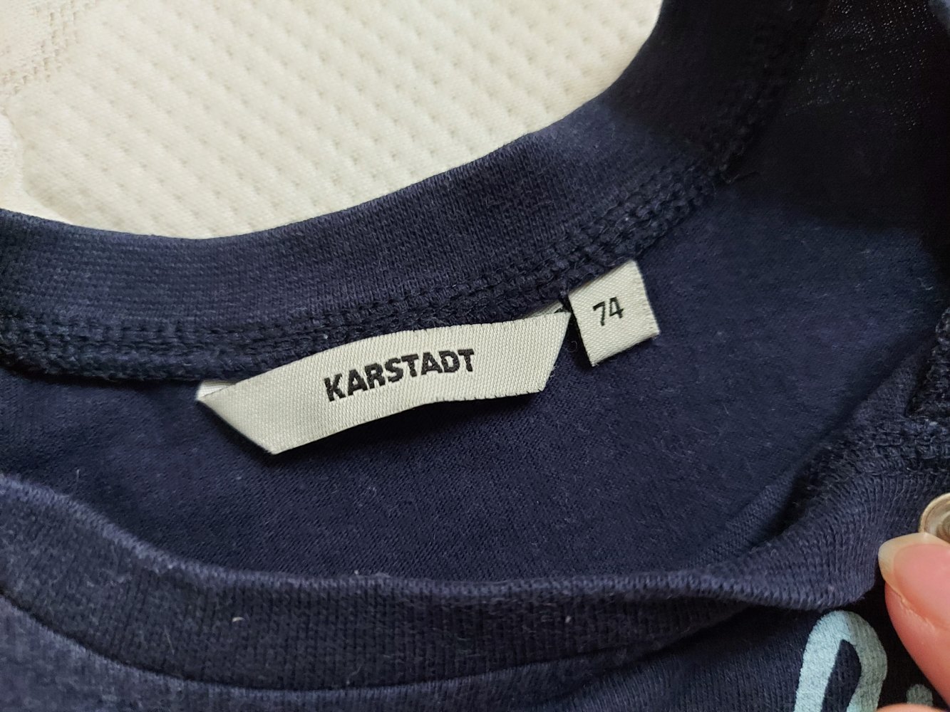 langärmliger dunkelblauer Babypullover 
