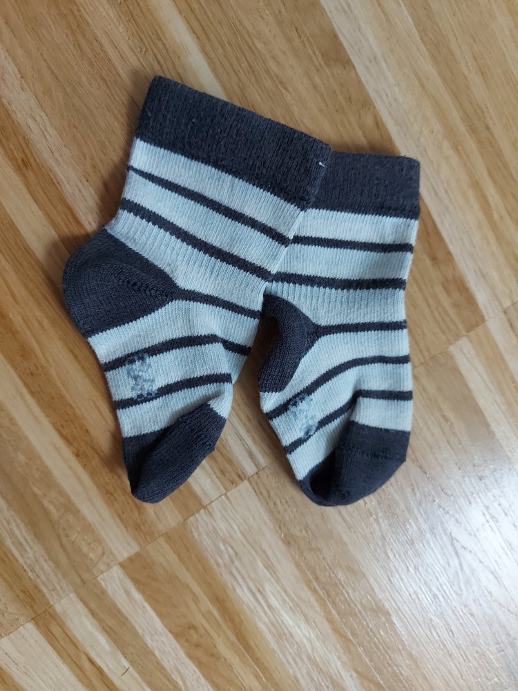dunkelgrau-weiß gestreifte Babysocken von FALKE, Gr. 62/68