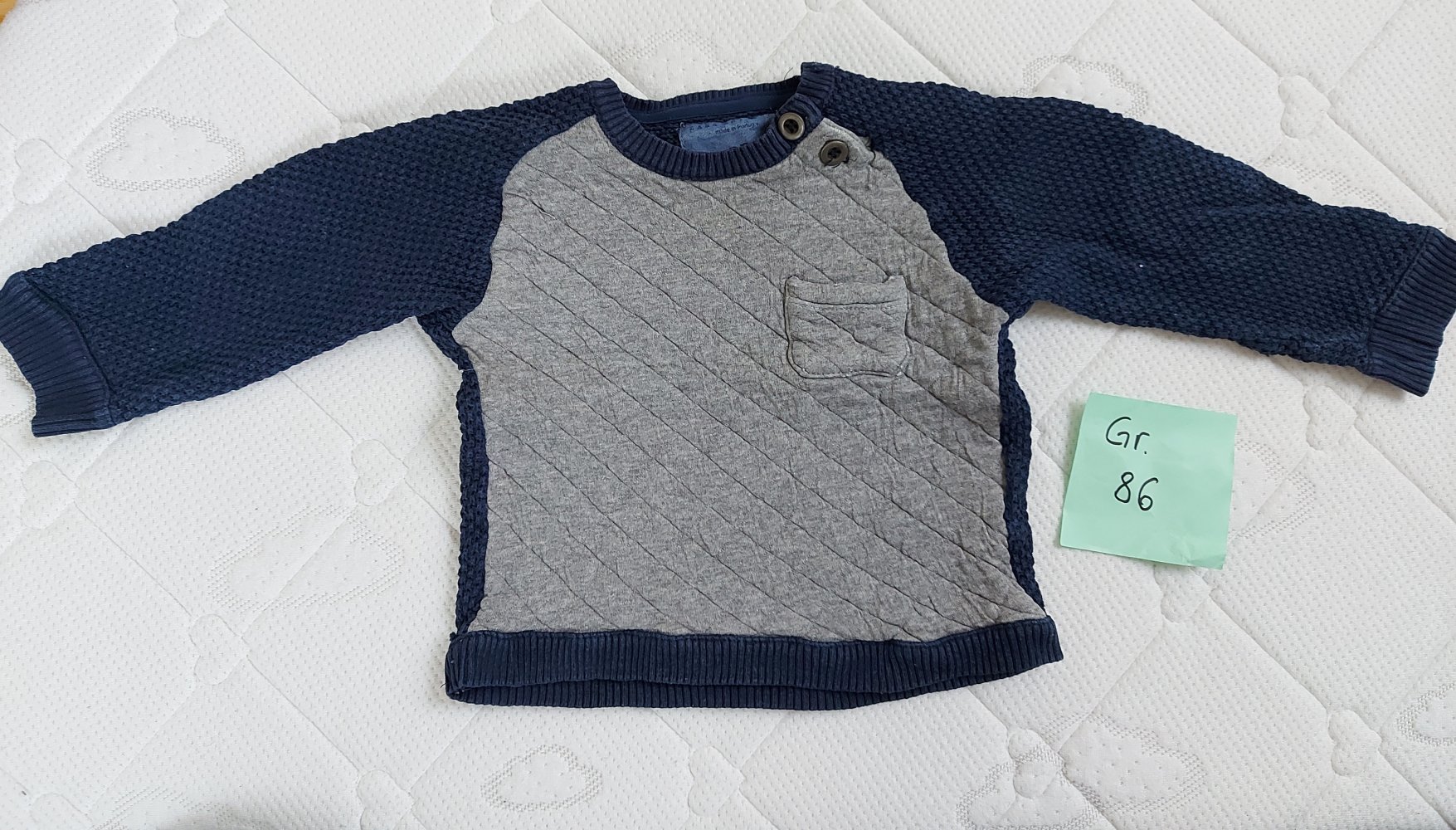 langärmliger glau-blauer Babypullover mit Elbow-Patches, Gr. 86