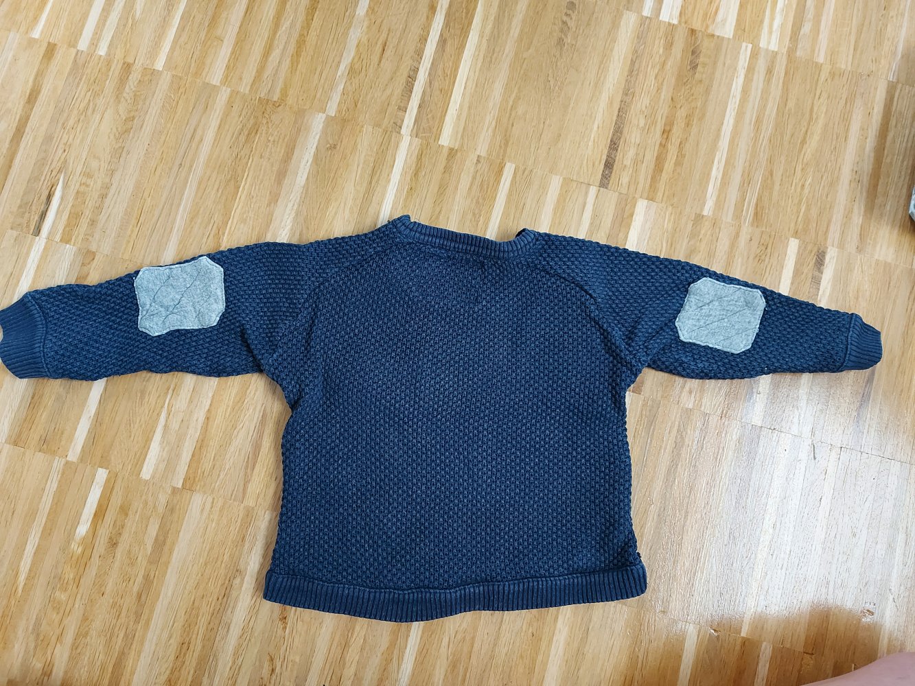 langärmliger glau-blauer Babypullover mit Elbow-Patches, Gr. 86