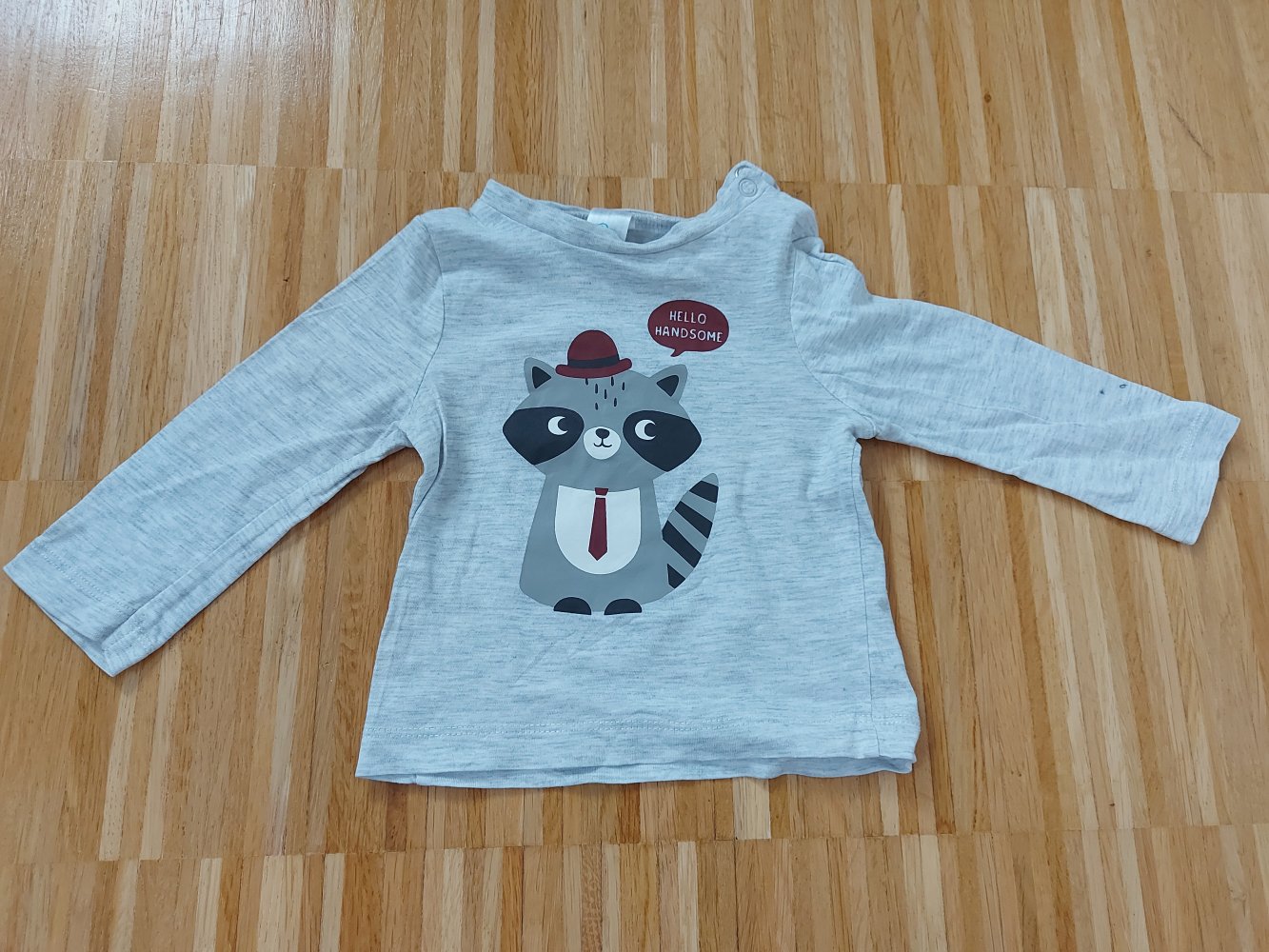 langärmliger grauer Babypullover mit Waschbärmotiv hello handsome Gr. 68
