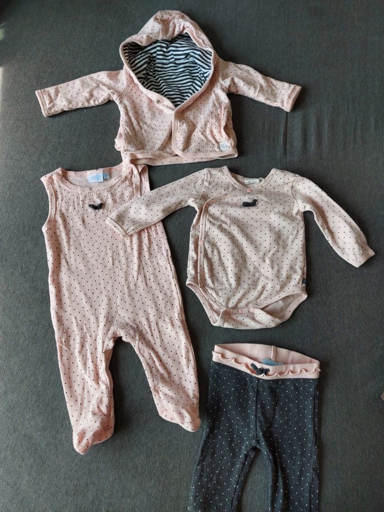 4-teiliges Bekleidungsset von feetje dots Strampler, Wickelbody, Hose und Wendejacke Gr. 62