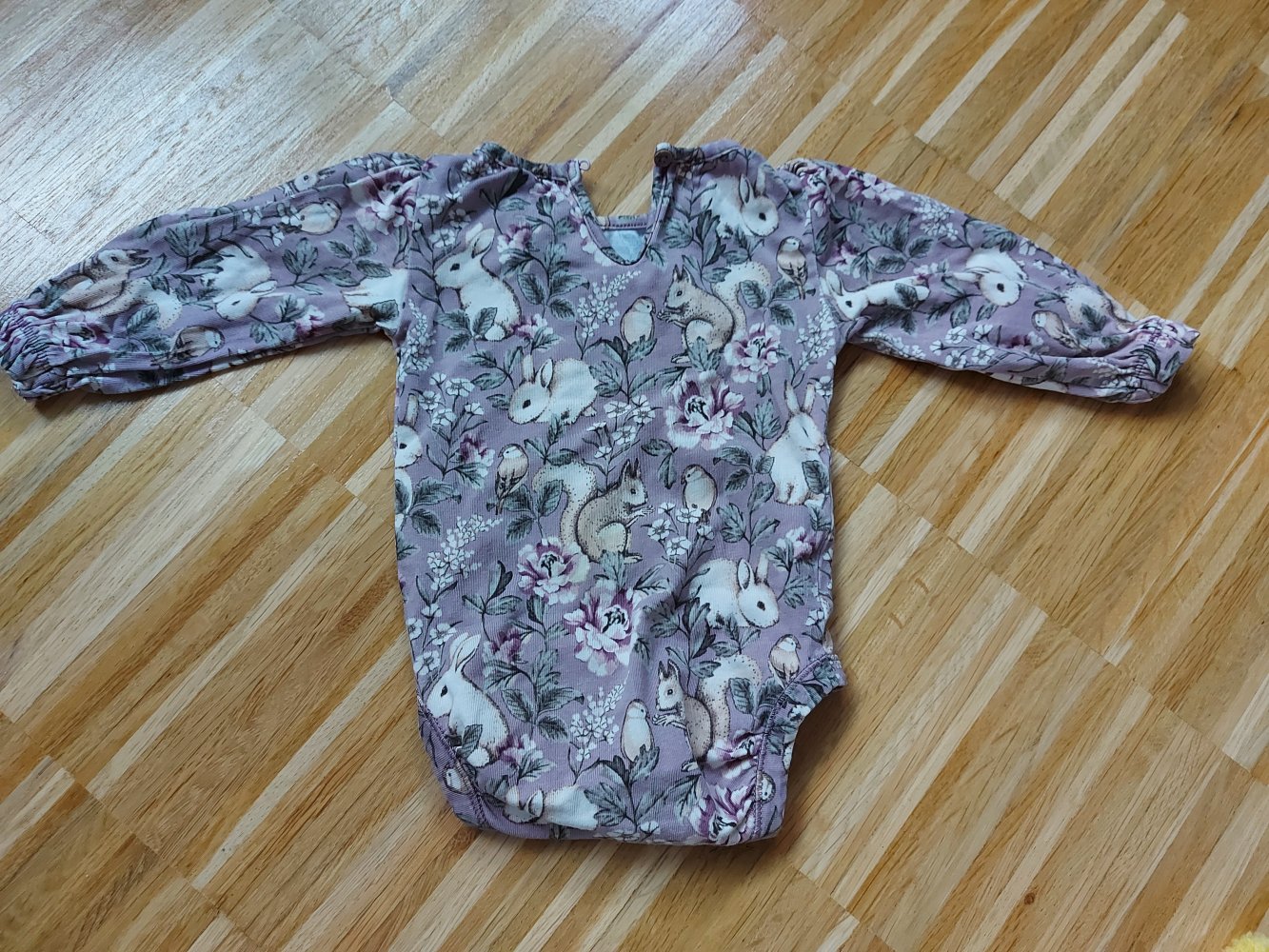 Wunderschöner fliederfarbener Babybody mit Hasen & Co Gr. 62 newbie