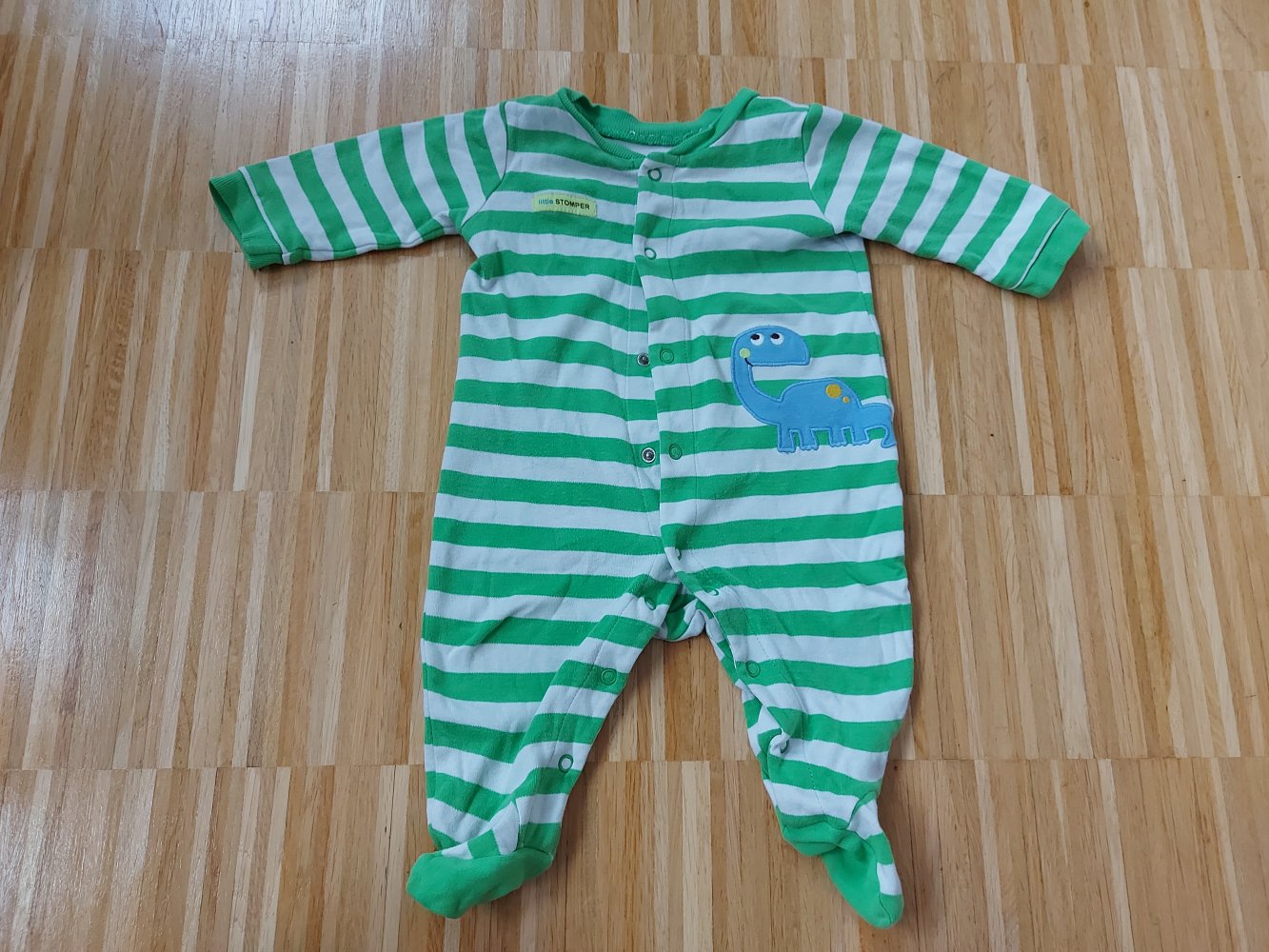 grün-weiß gestreifter Babyschlafanzug mit Dino