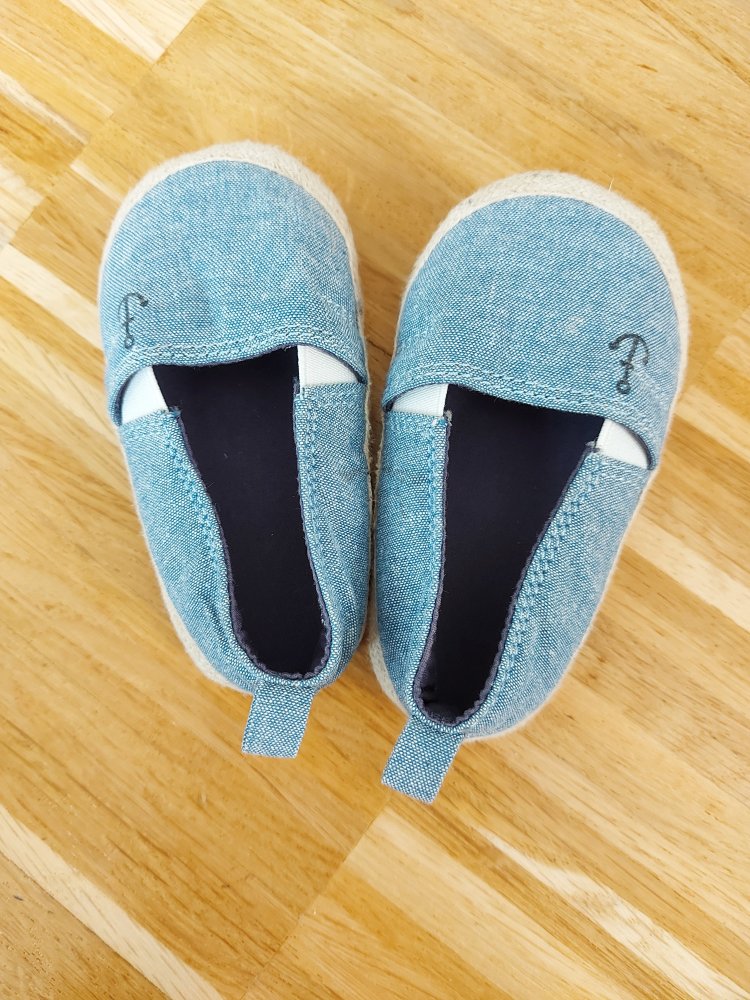 hellblaue Stoffschuhe mit kleinem Ankermotiv von H&M, Gr. 18-19