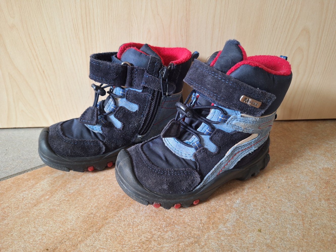 Gefütterte blaue Winterstiefel Gr. 23