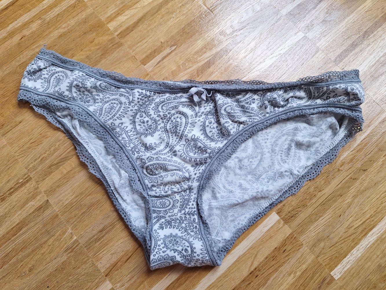 weiß-grau gemusterte Unterhose