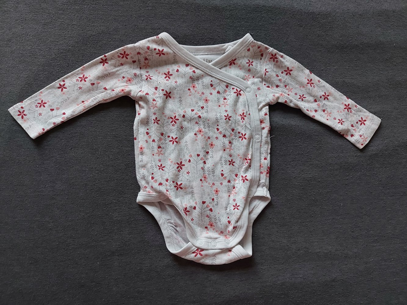 weißer geblümter Langarm-Wickelbody Gr. 50/56 mit Blumenmuster