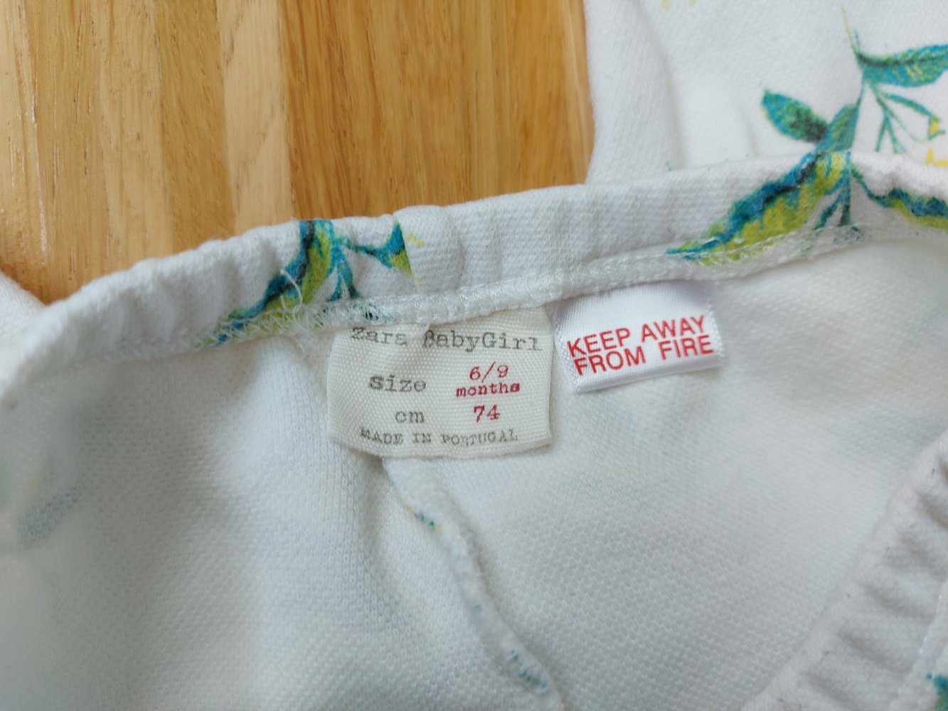 weiße Babyhose mit zitronengelben Blumen, Gr. 74