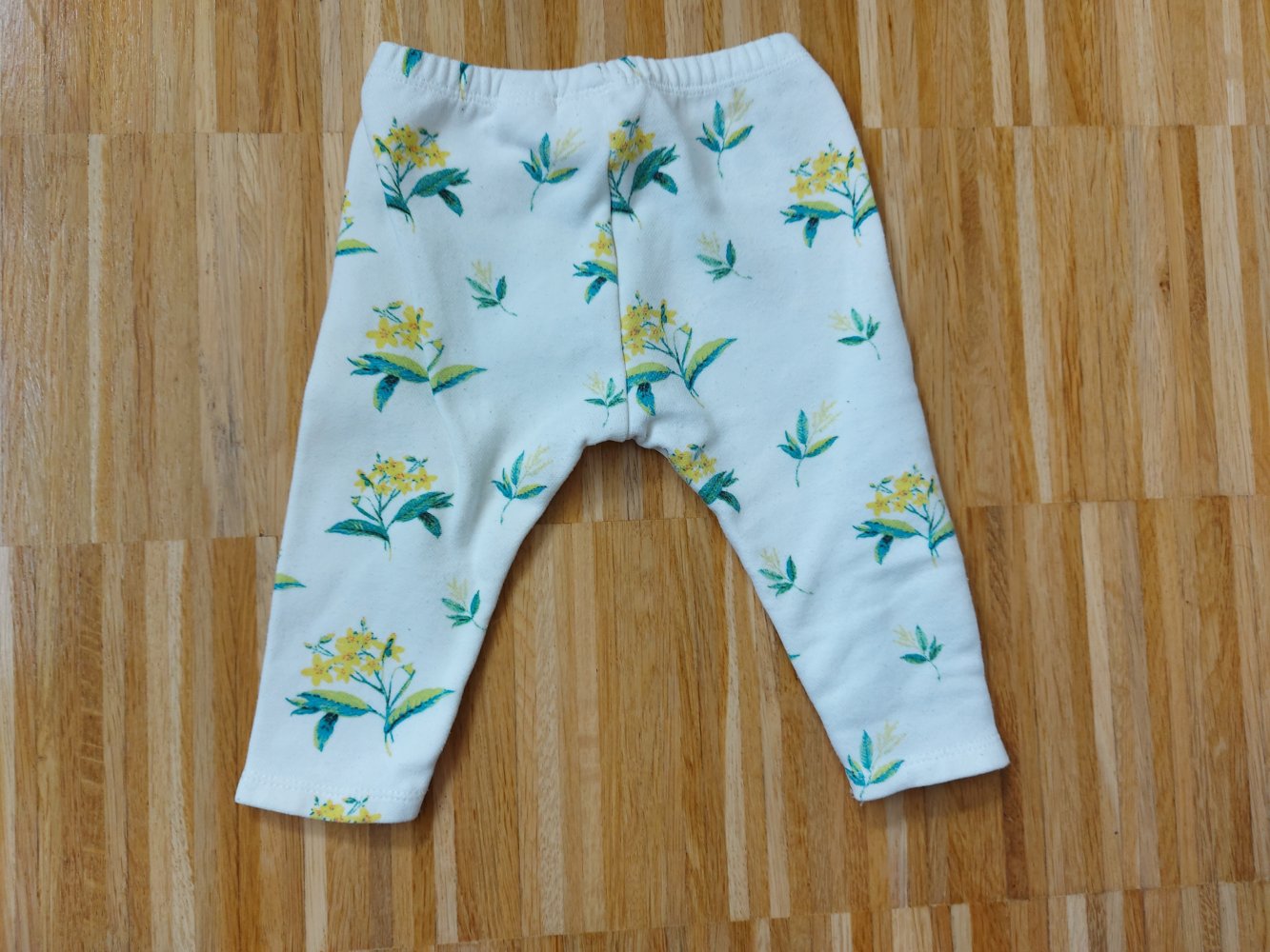 weiße Babyhose mit zitronengelben Blumen, Gr. 74