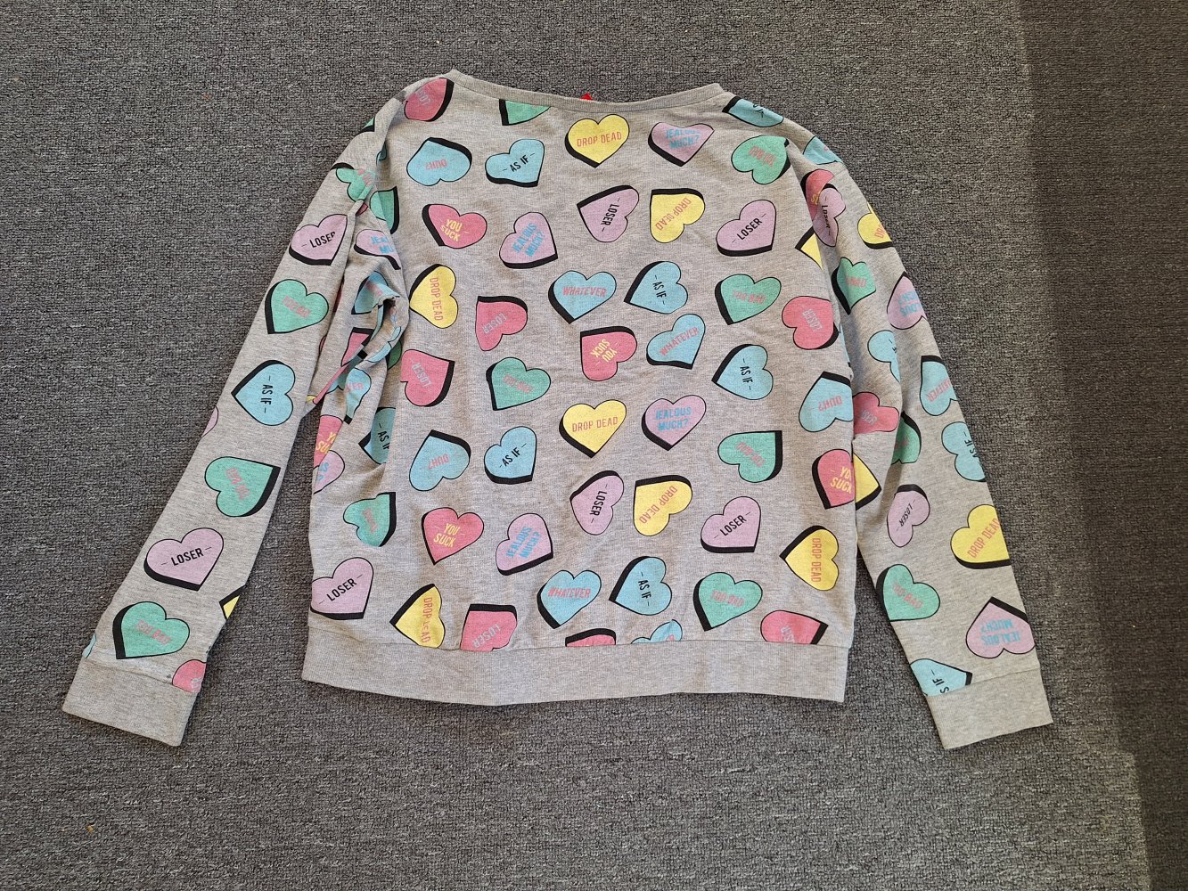 Grauer Pullover mit pastell Herzen mit Beleidigungen, Gr. S