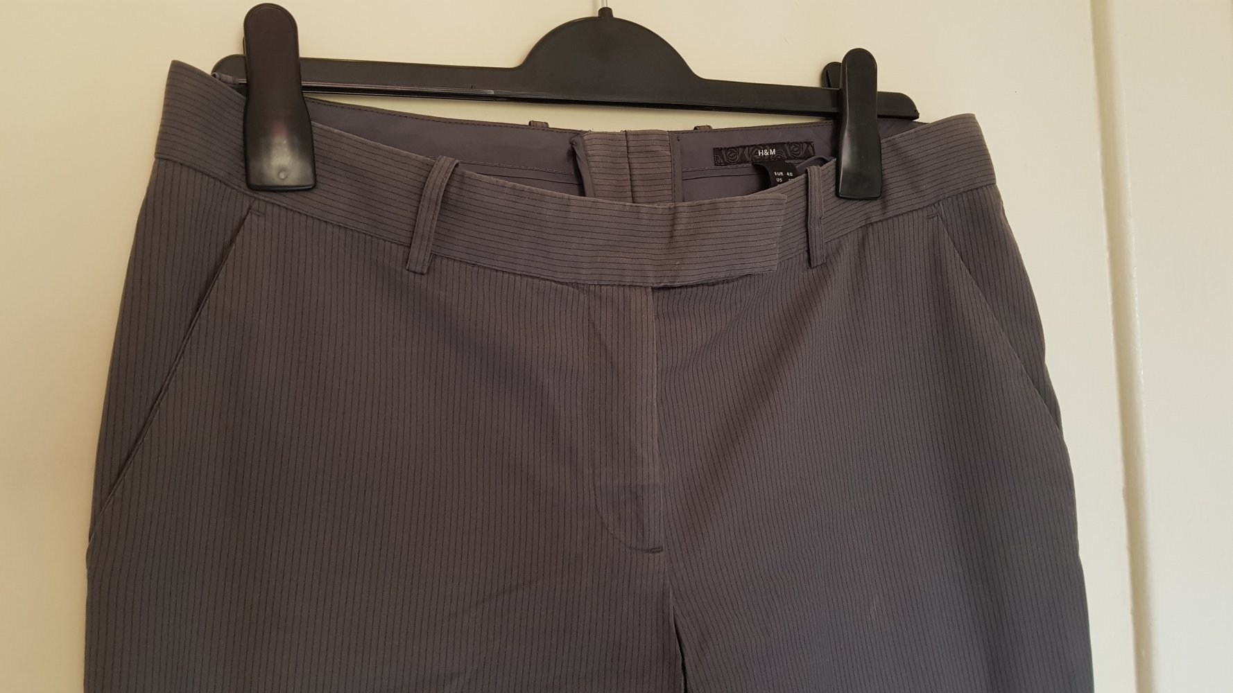 graue Businesshose mit schwarzen Nadelstreifen Gr. 40