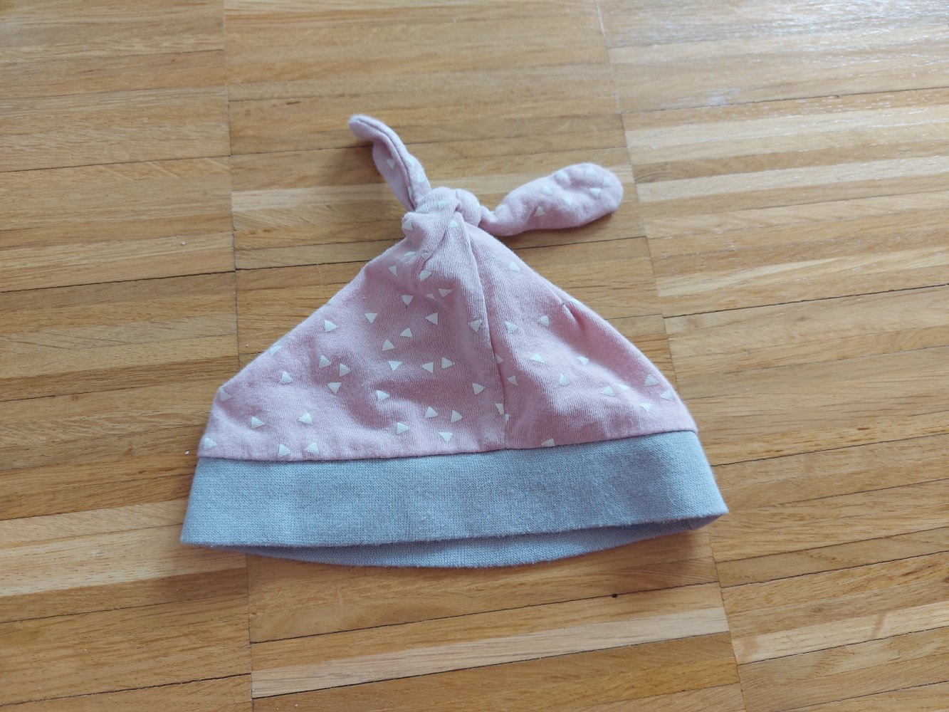 rosa Babymütze mit kleinen Zipfelchen