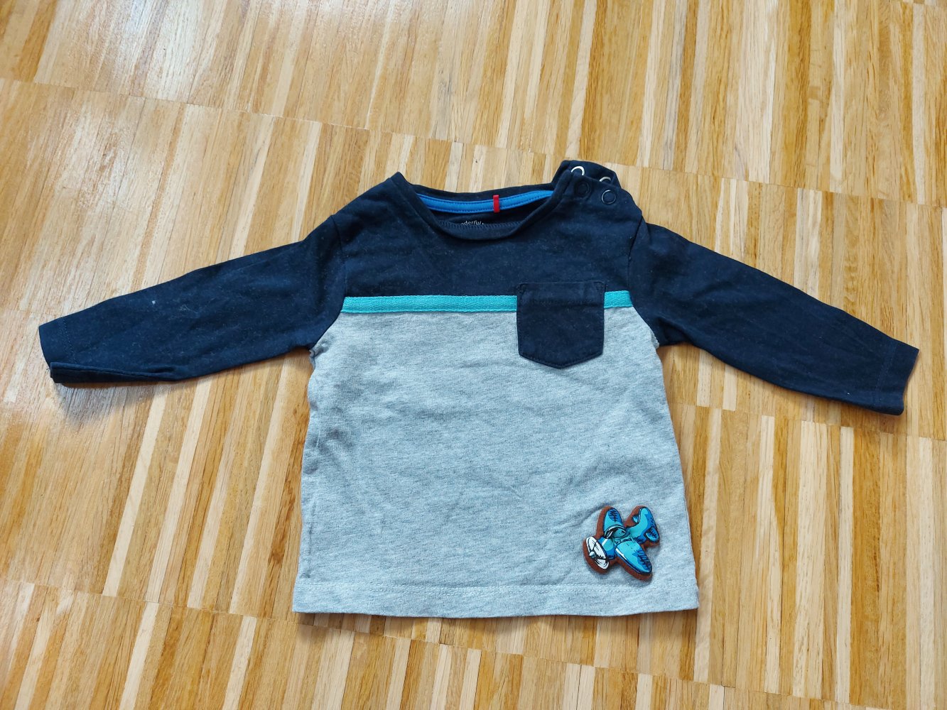 dunkelblau-grauer Babypullover mit kleinem Flugzeug von s.Oliver, Gr. 62