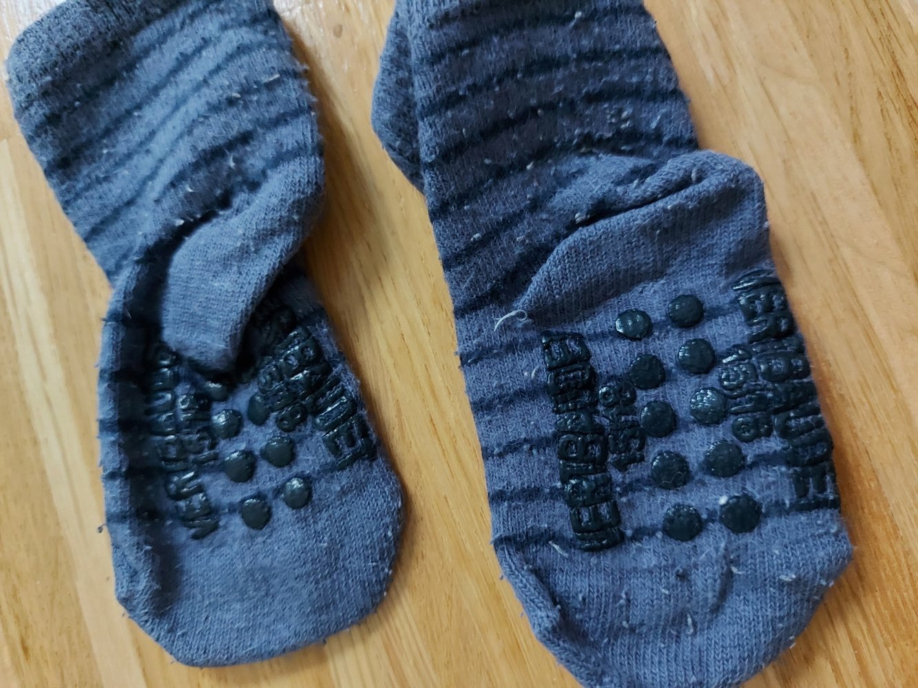blau-gestreifte Babysocken mit Stoppernoppen von vertbaudet, Gr. 15/18