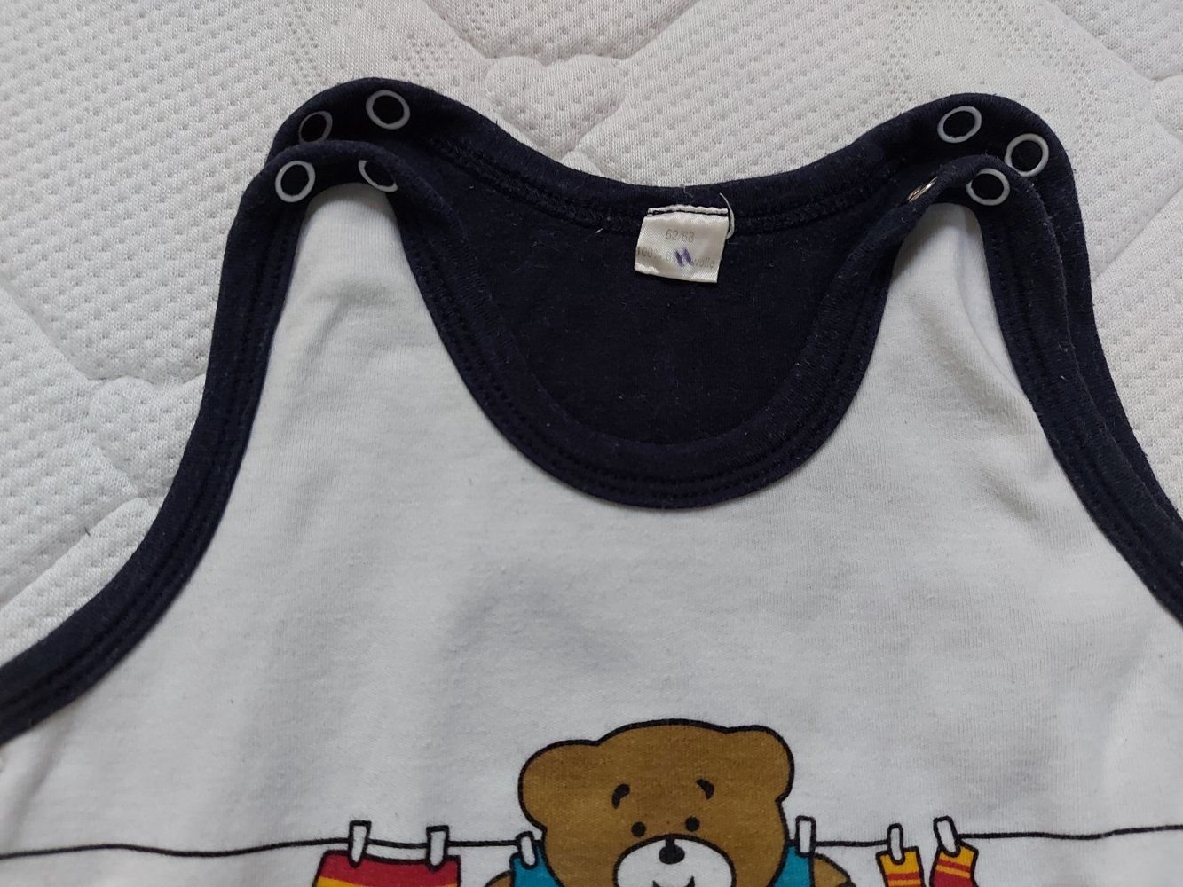 dunkelblauer Babystrampler mit Teddybärchenmotiv Gr. 62/68