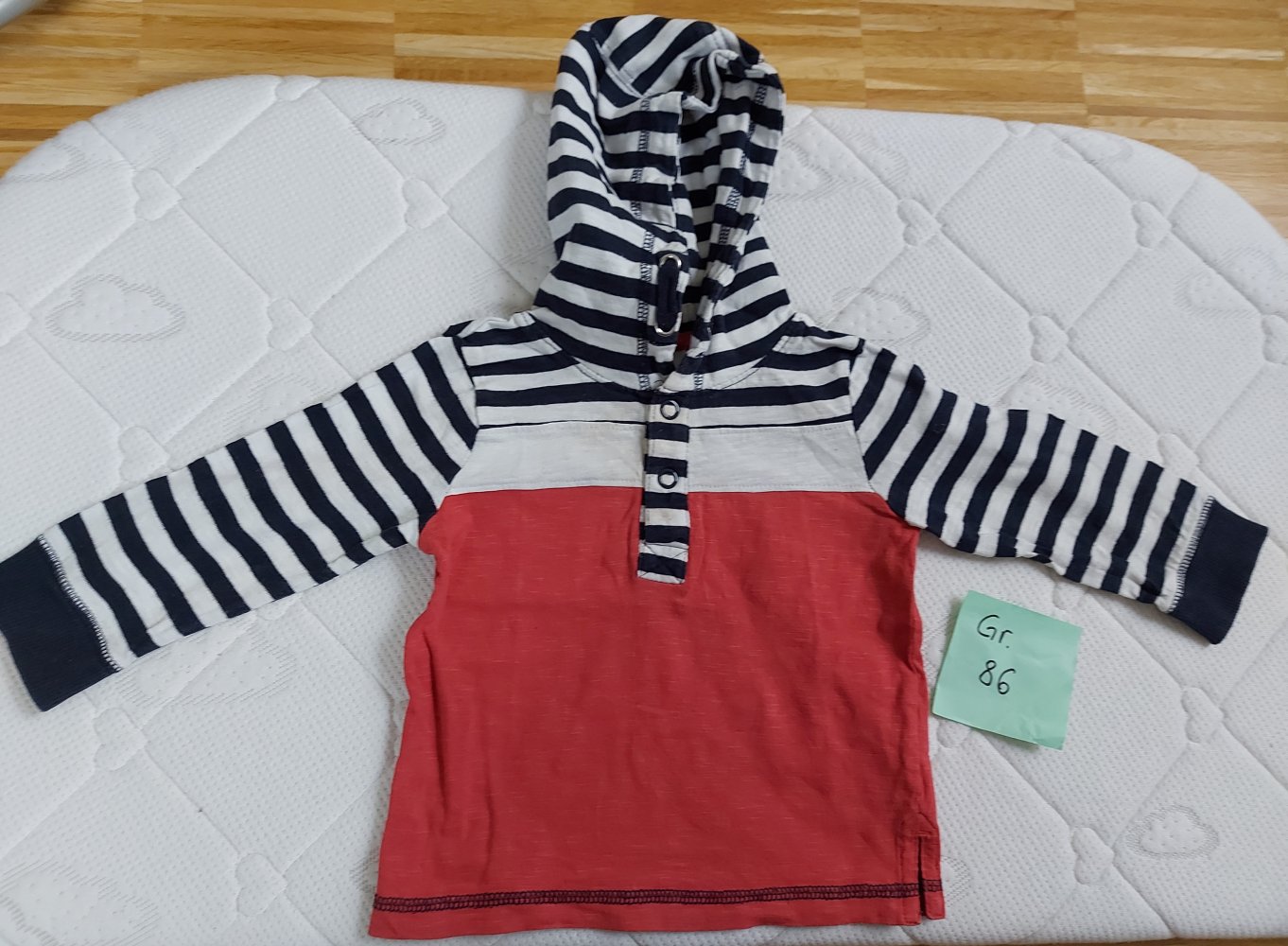 langärmliger weiß gestreifter Babypullover mit Kapuze, Gr. 86