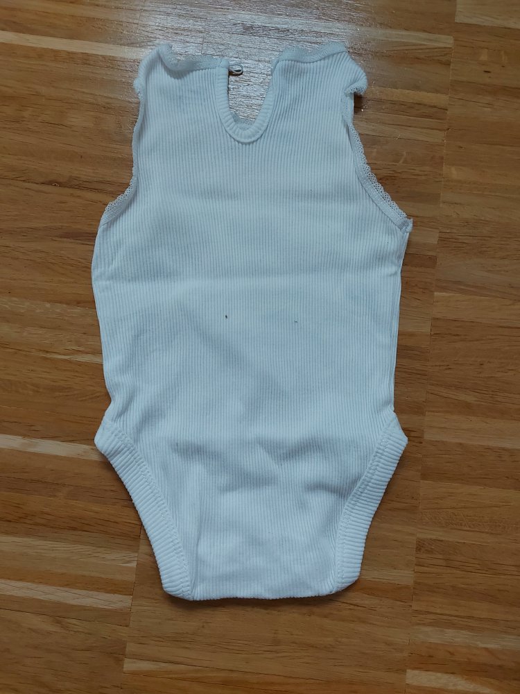 weißer ärmelloser Body bzw. Kurzarmbody Gr. 56