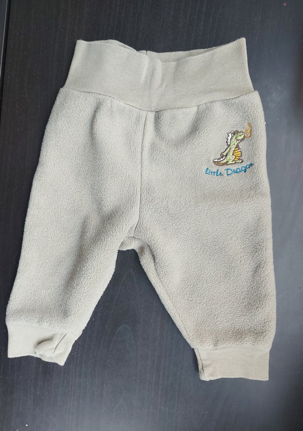 olivgrüne / khakigrüne Babyjogginghose 