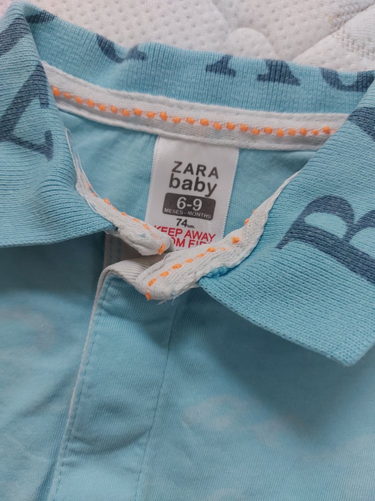 kurzärmliges hellblaues Baby-Poloshirt Gr. 74