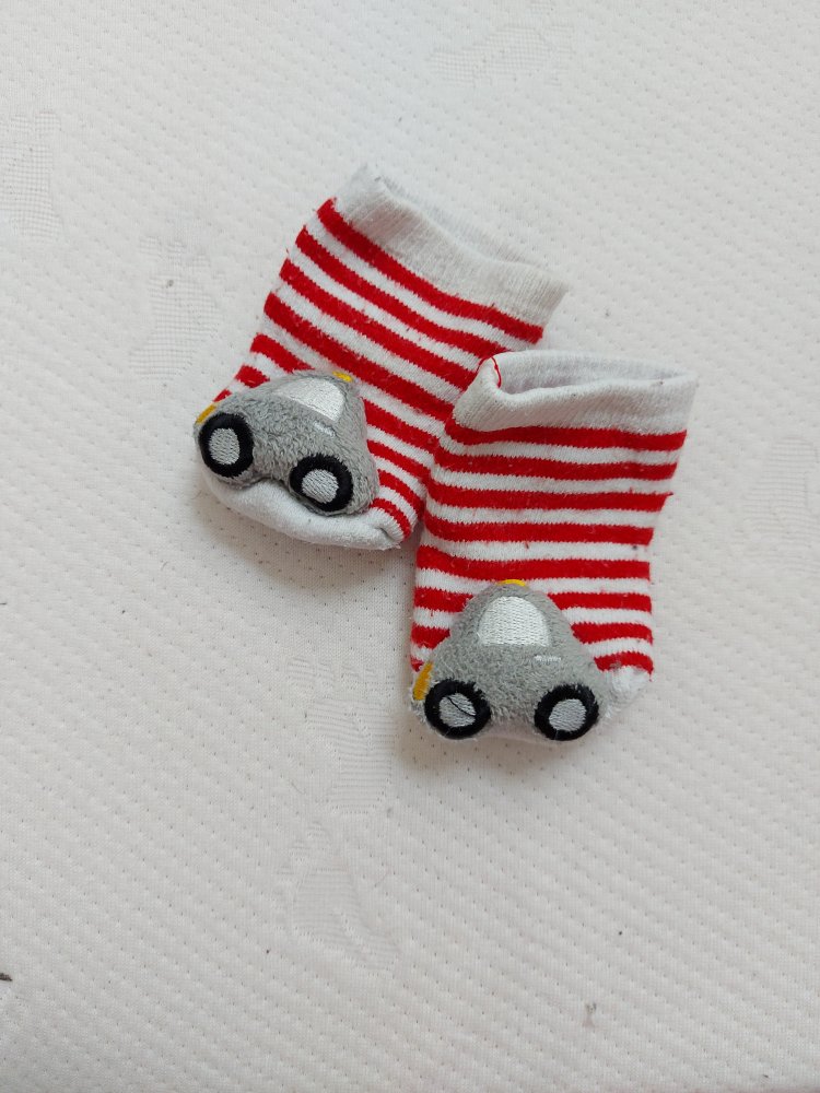 rot-weiß gestreifte Babysocken mit Rasselauto / Rasselsöckchen