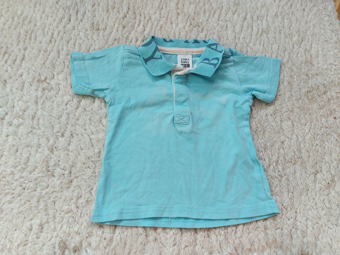 kurzärmliges hellblaues Baby-Poloshirt Gr. 74