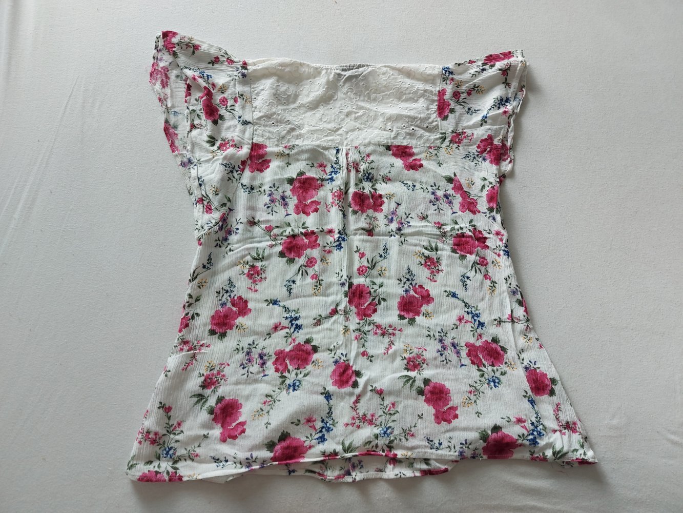 weißes Blusenoberteil mit pinken Blumen und Spitze, Gr. 36
