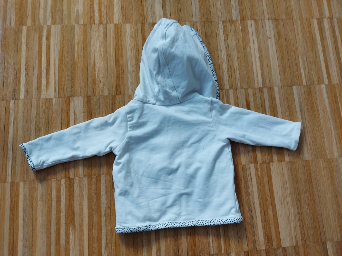 wunderschöne weiße Baby-Kapuzenjacke / Wendejacke mit Punkten