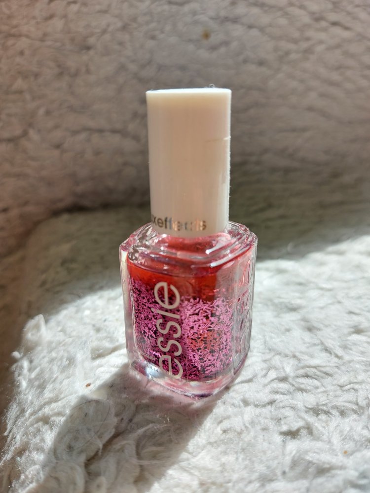 Essie luxeffects 1144 fashion flares Nagellack Überlack
