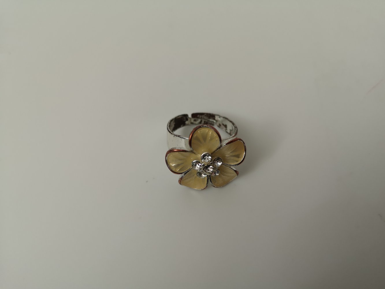 Modeschmuckring mit großer Blume / Blumenring