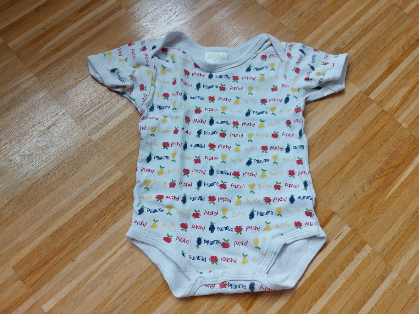 Niedlicher Kurzarmbody mit Äpfel, Birnen und Pflaumen, Gr. 80