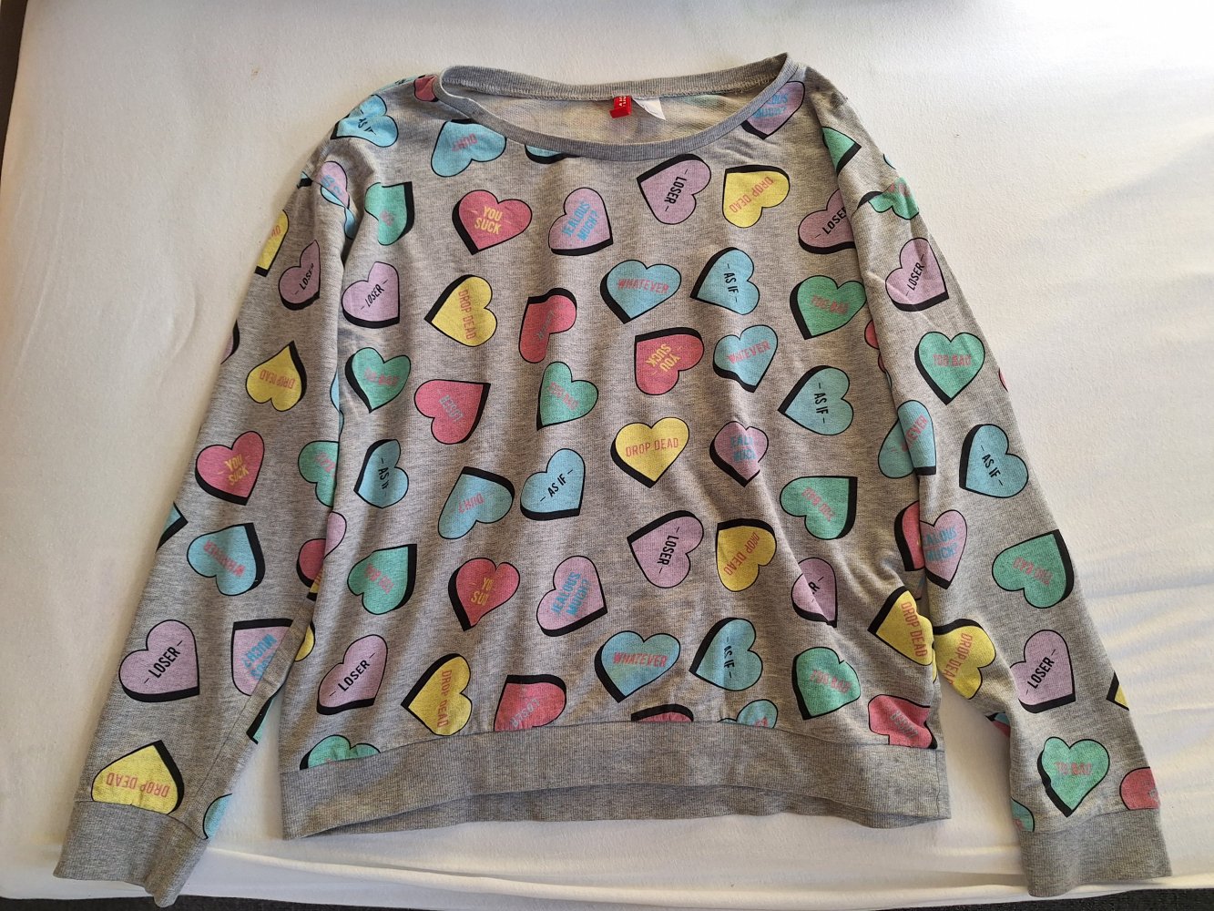 Grauer Pullover mit pastell Herzen mit Beleidigungen, Gr. S