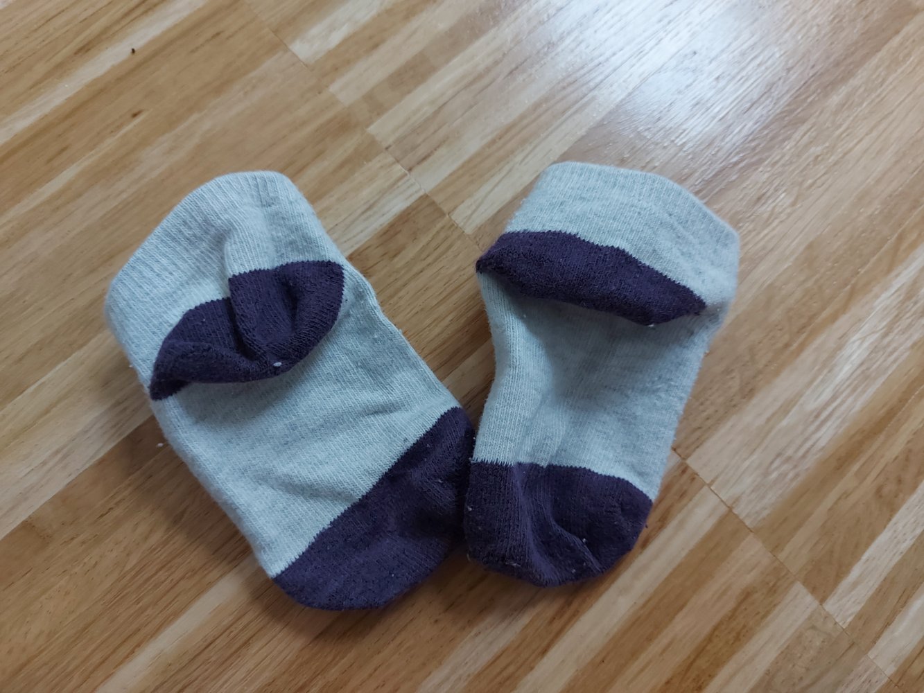 graubeige Babysöckchen
