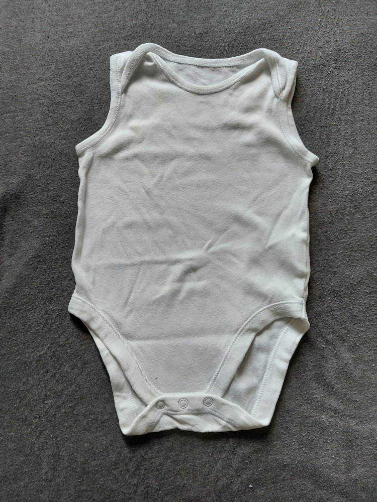 weißer ärmelloser Body bzw. Kurzarmbody Gr. 80