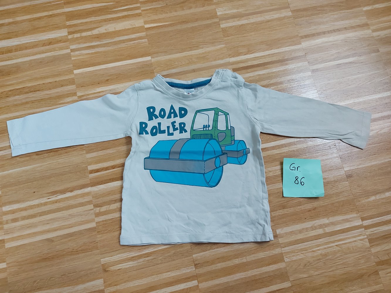langärmliger cremeweißer Babypullover mit Traktor 