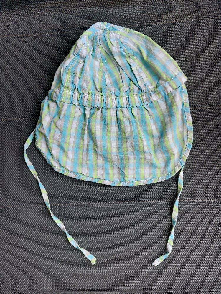 türkis-karierter Sommerhut mit Nackenkrempe für Babys, Gr. 45-47 mit Schnüren